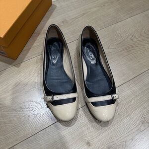 Tods Women's Black and Cream Flats size 37.5 pre owned vintage Y2K Classic